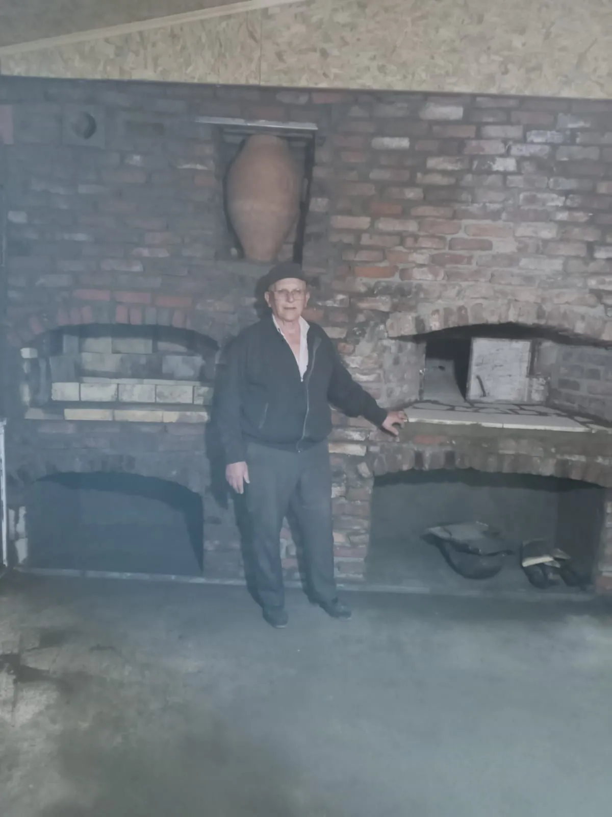 Zabit Usta, kurduğu fırının önünde
